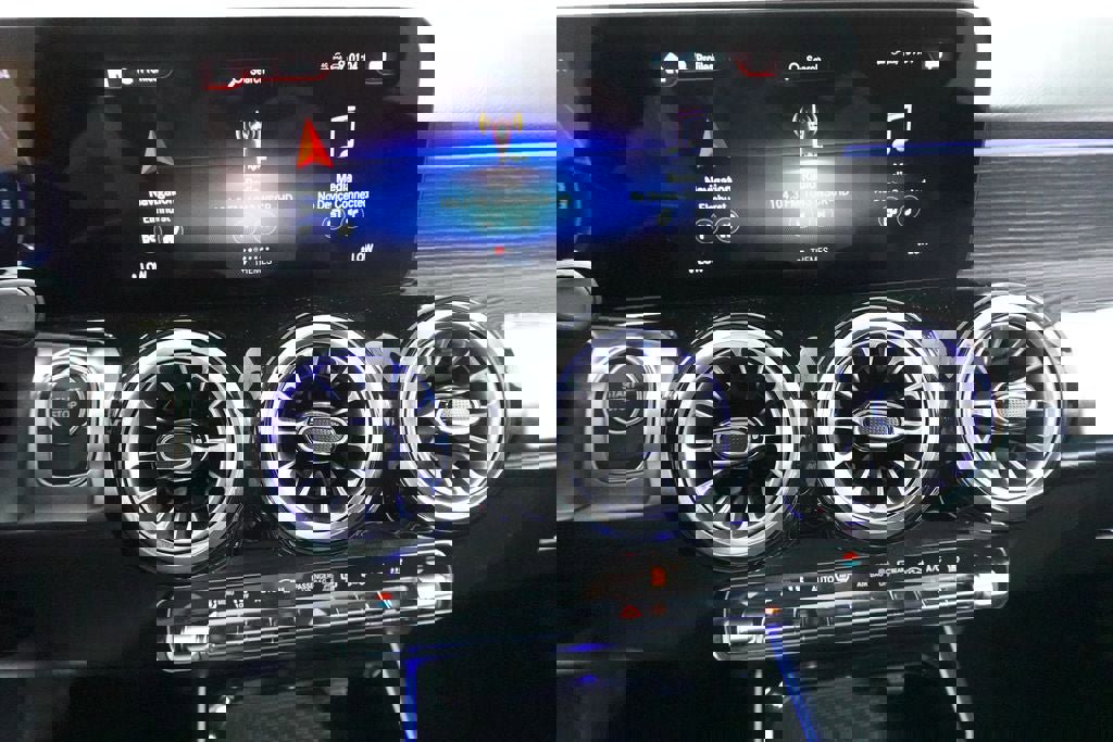 Used 2023 Mercedes-Benz EQB 300 4MATIC w/ Exclusive Package image 15