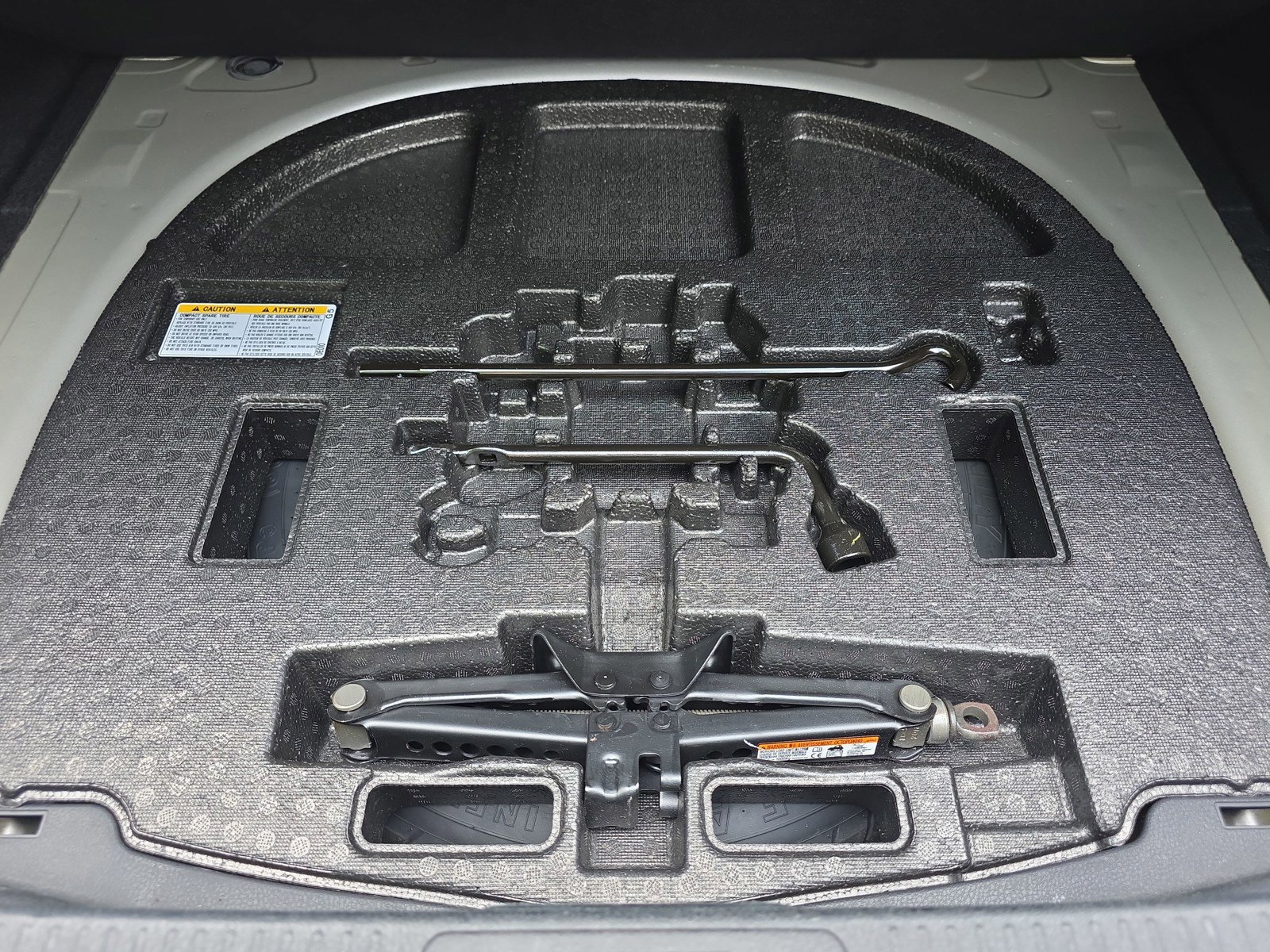 Used 2018 Toyota Camry XLE FWD image 32