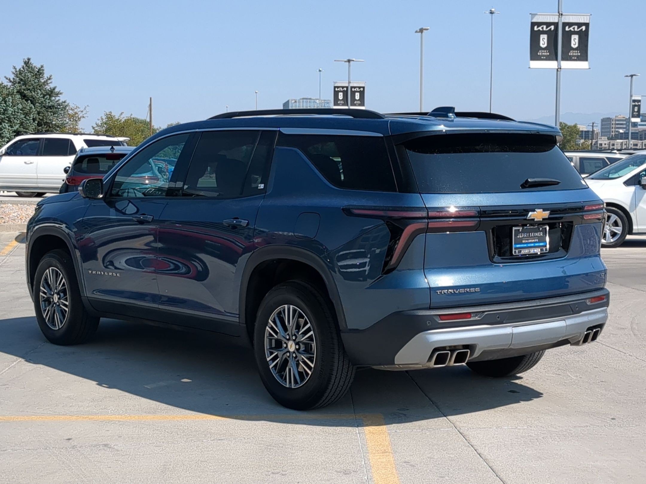 Used 2024 Chevrolet Traverse LT w/ Trailering Package FWD image 4