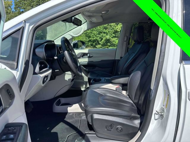 Used 2023 Chrysler Pacifica Touring-L FWD image 3
