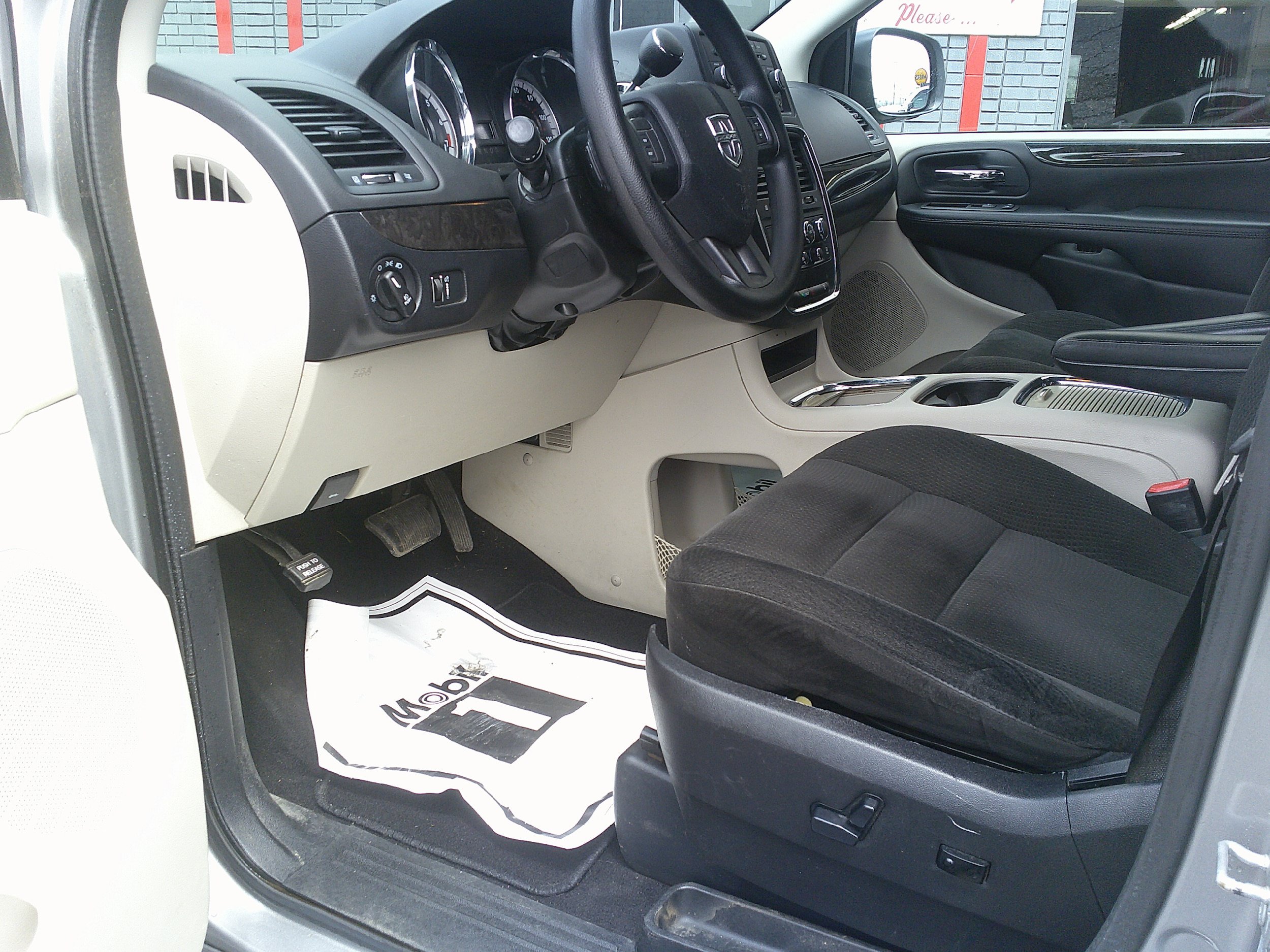 Used 2016 Dodge Grand Caravan SXT FWD image 19
