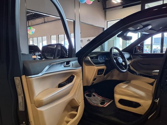 Used 2024 Jeep Grand Cherokee L Limited AWD/4WD image 16