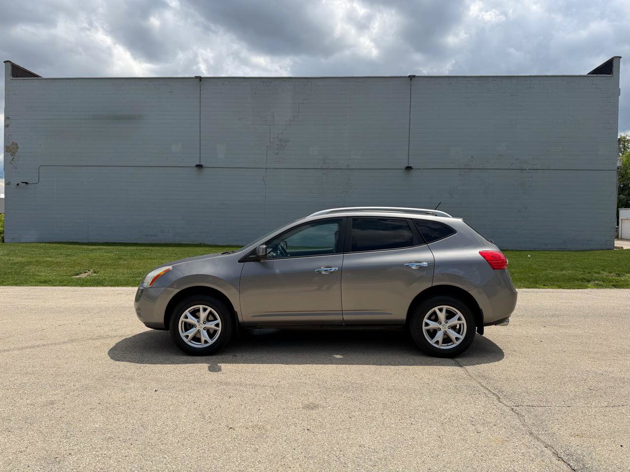 Used 2010 Nissan Rogue SL w/ Leather Pkg FWD image 4