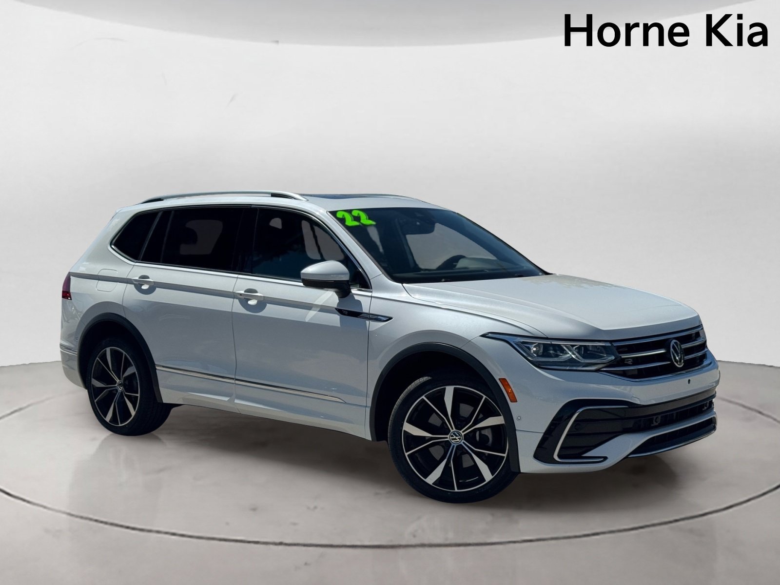 Used 2022 Volkswagen Tiguan SEL R-Line AWD/4WD image 2