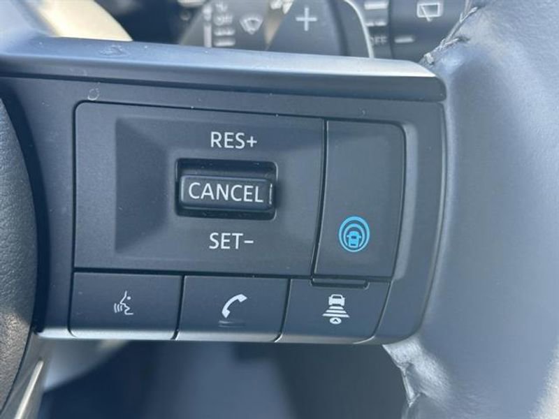 Used 2025 Nissan Pathfinder SV image 12