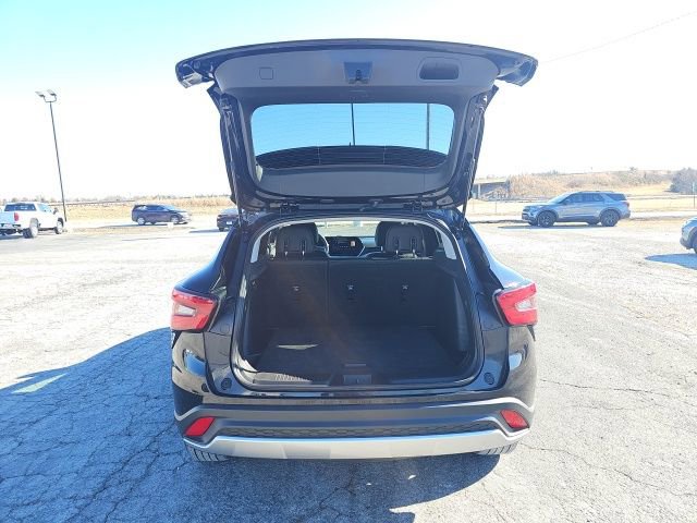 Used 2025 Chevrolet Trax LT w/ LT Convenience Package image 9