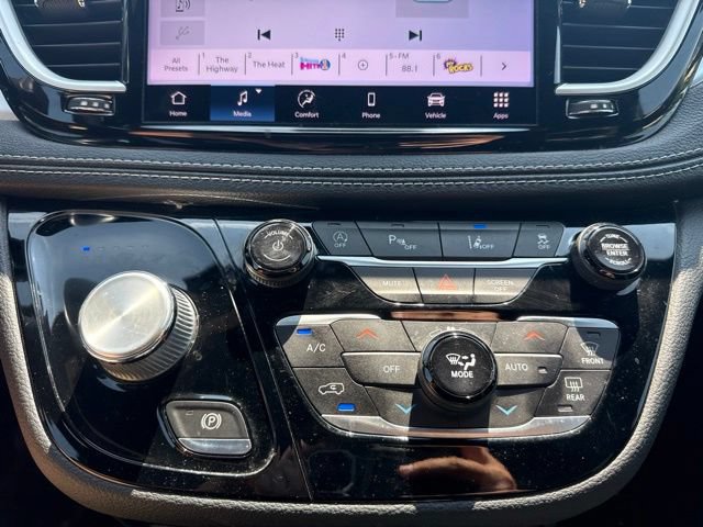 Used 2021 Chrysler Pacifica Touring w/ S Appearance Package FWD image 32