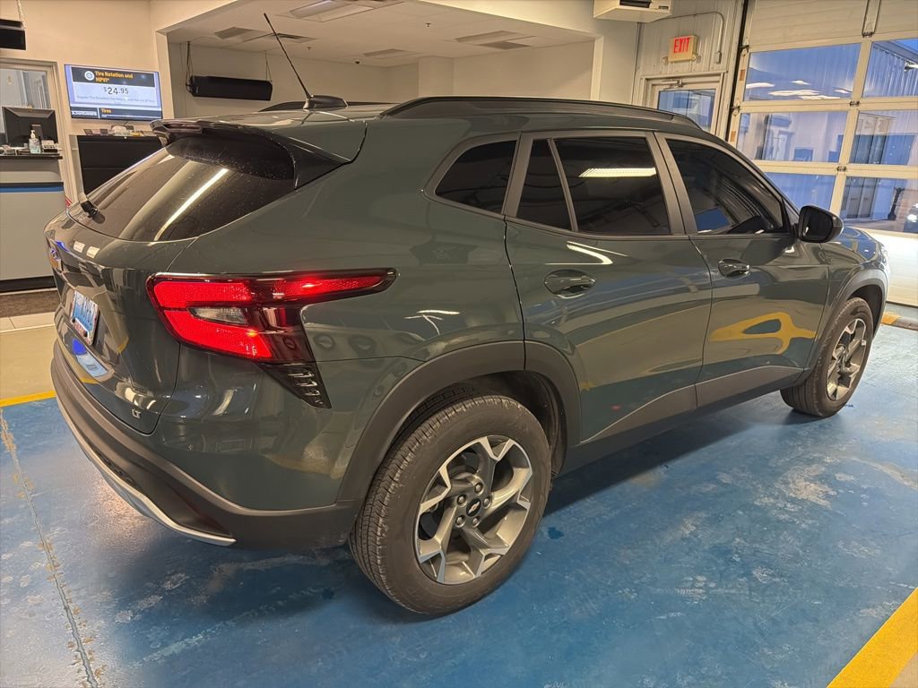 Used 2025 Chevrolet Trax LT w/ Sunroof Package image 3