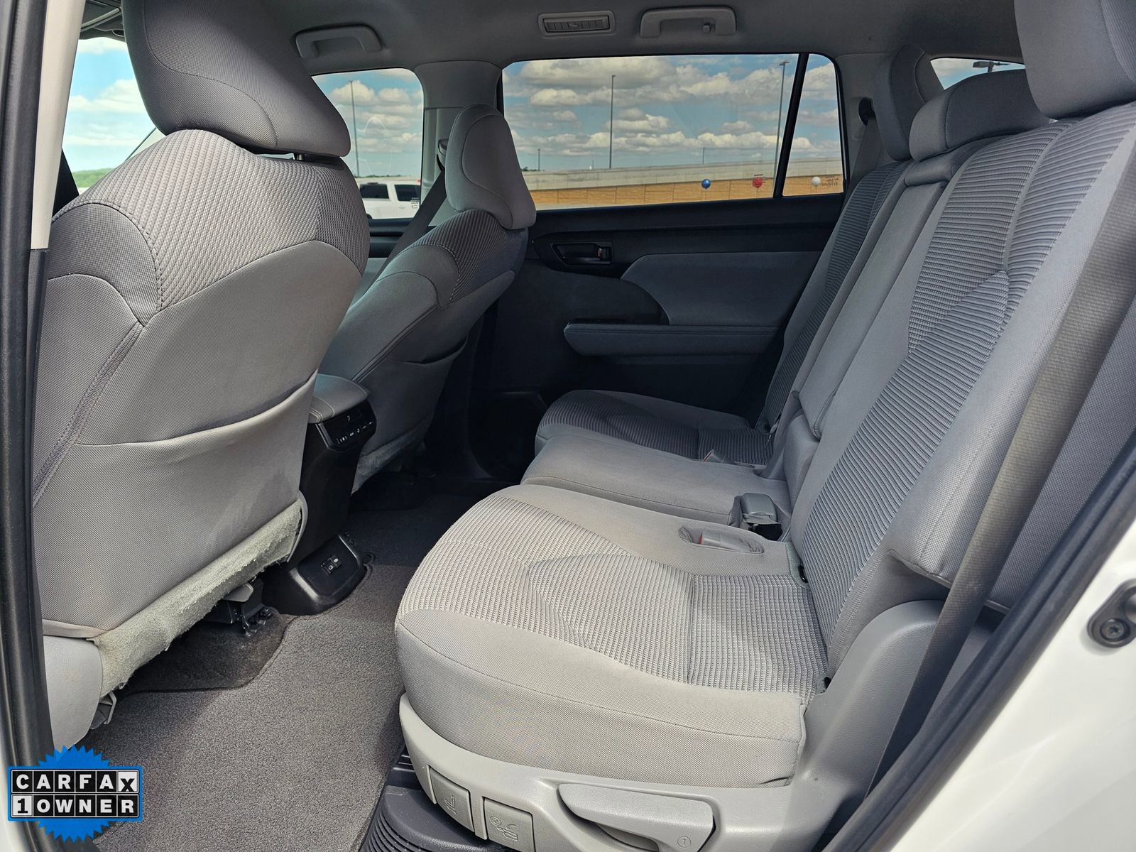 Used 2023 Toyota Highlander LE AWD/4WD image 27