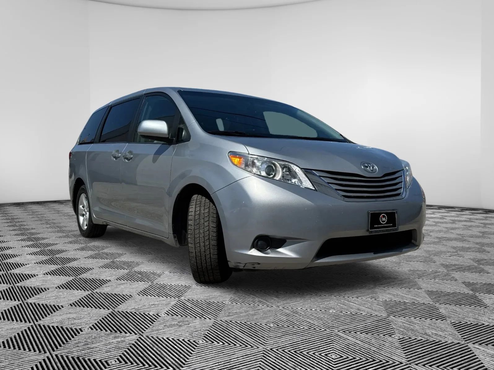 Used 2015 Toyota Sienna LE image 4