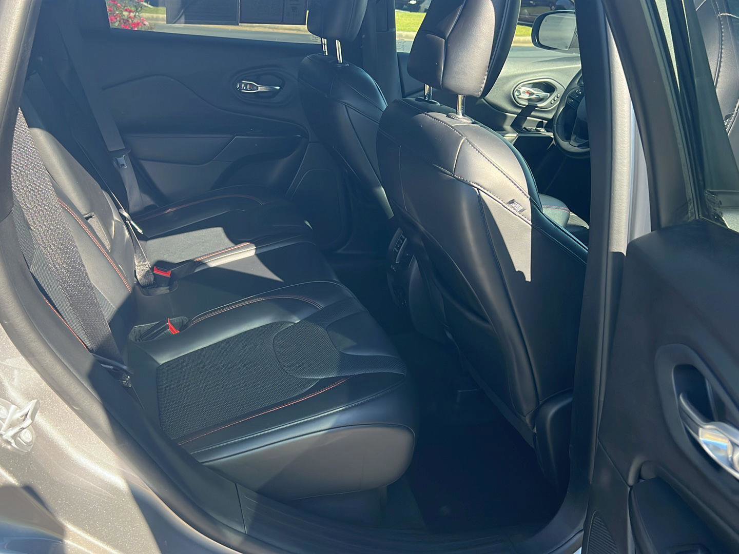 Used 2020 Jeep Cherokee Trailhawk AWD/4WD image 11