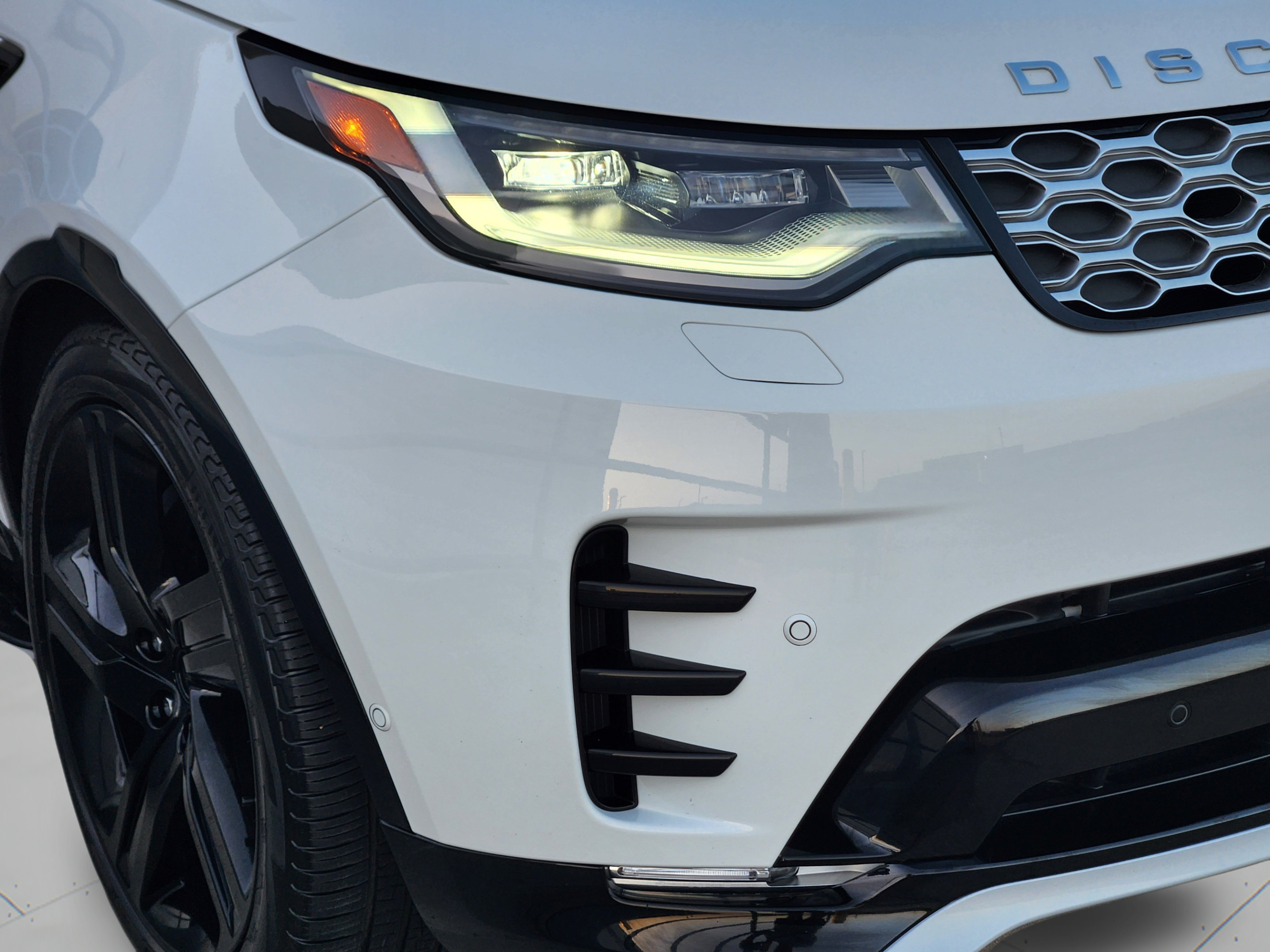 Certified 2026 Land Rover Discovery Limited Edition AWD/4WD image 8
