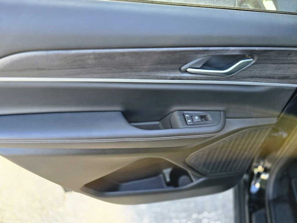 Used 2025 Jeep Grand Cherokee L Limited w/ Black Appearance Package image 7