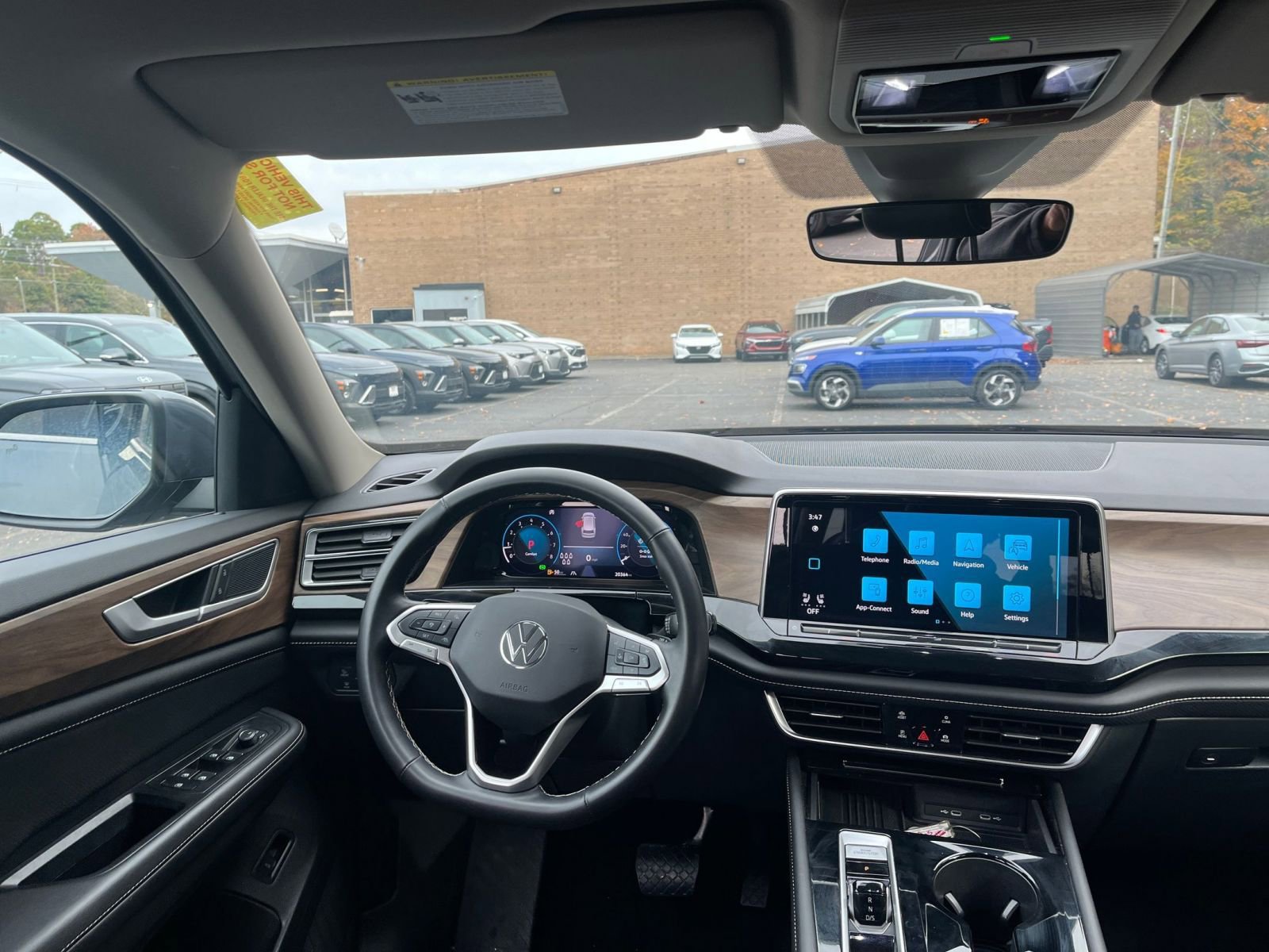 Used 2025 Volkswagen Atlas SE image 30