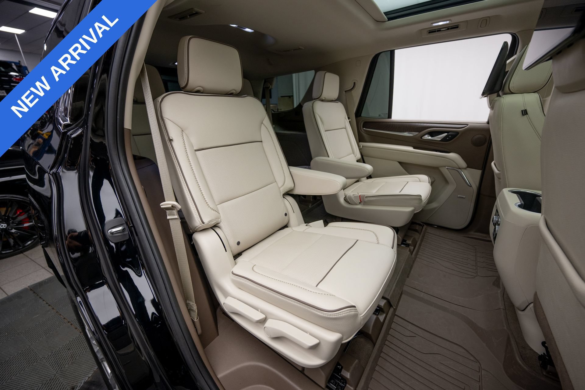 Used 2023 GMC Yukon Denali w/ Advanced Technology Package AWD/4WD image 17