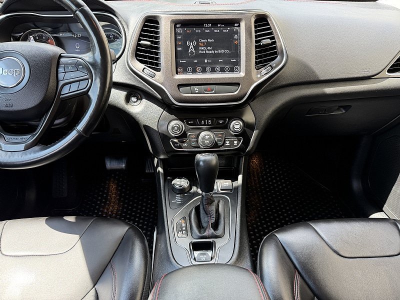 Used 2019 Jeep Cherokee Trailhawk w/ Cold Weather Group AWD/4WD image 14