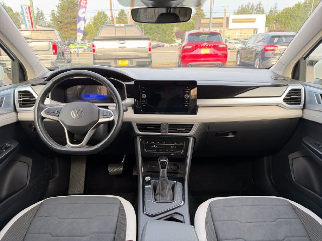 Used 2025 Volkswagen Taos SE FWD image 11