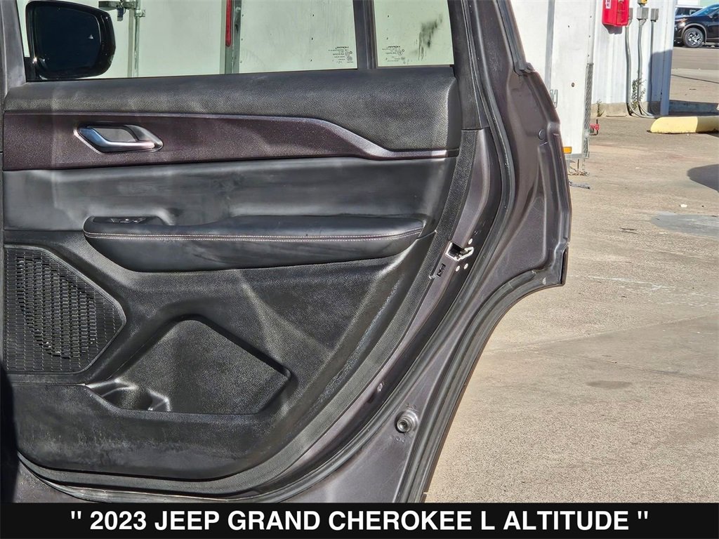 Used 2023 Jeep Grand Cherokee L Laredo image 29