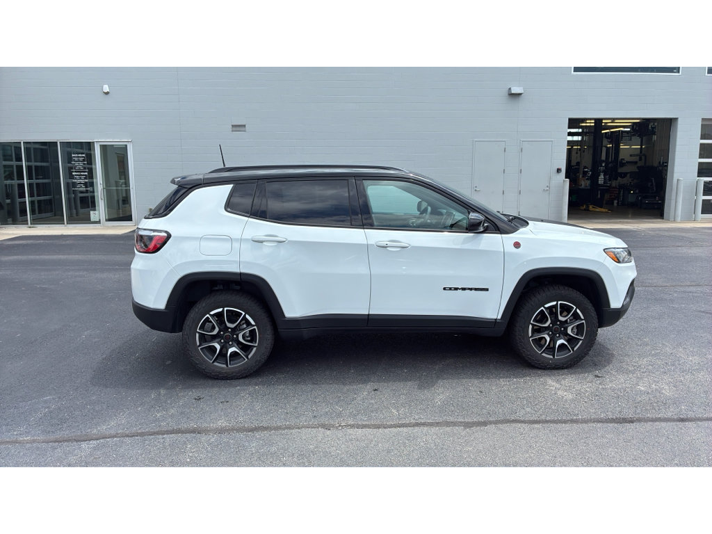 Used 2025 Jeep Compass Trailhawk AWD/4WD image 7