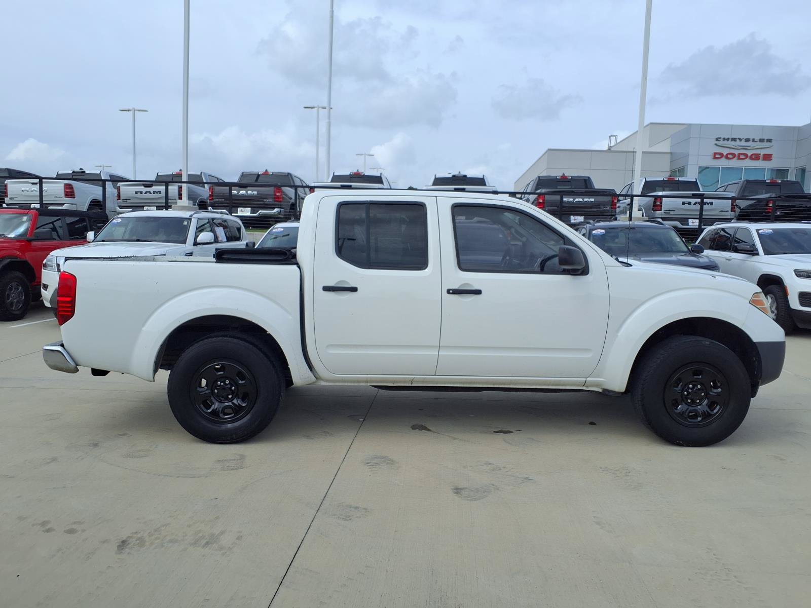 Used 2015 Nissan Frontier S RWD image 5