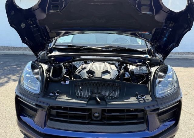 Used 2025 Porsche Macan AWD/4WD image 24