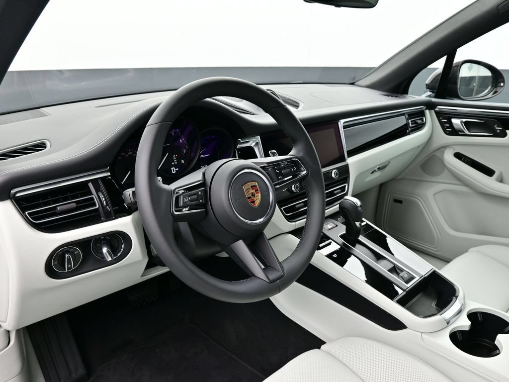 Certified 2026 Porsche Macan AWD/4WD image 4
