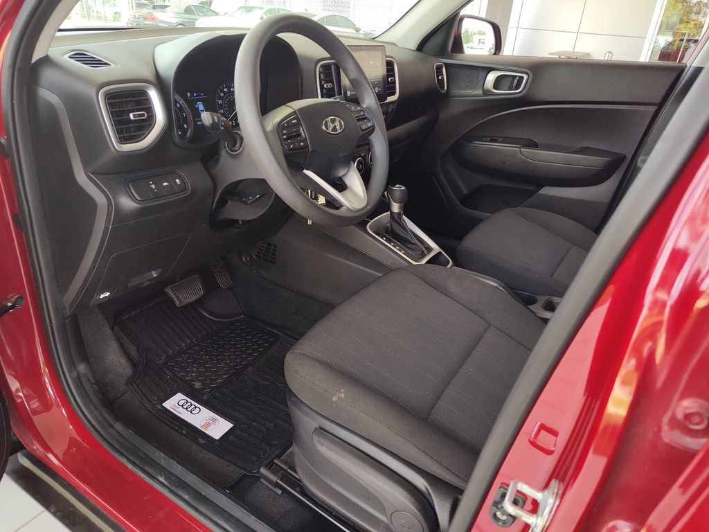 Used 2020 Hyundai Venue SE FWD image 2