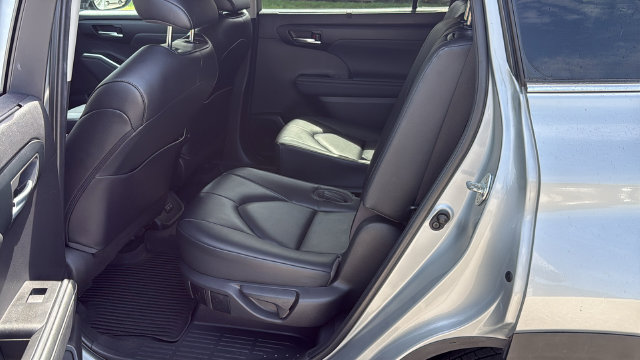 Used 2023 Toyota Highlander XLE FWD image 17