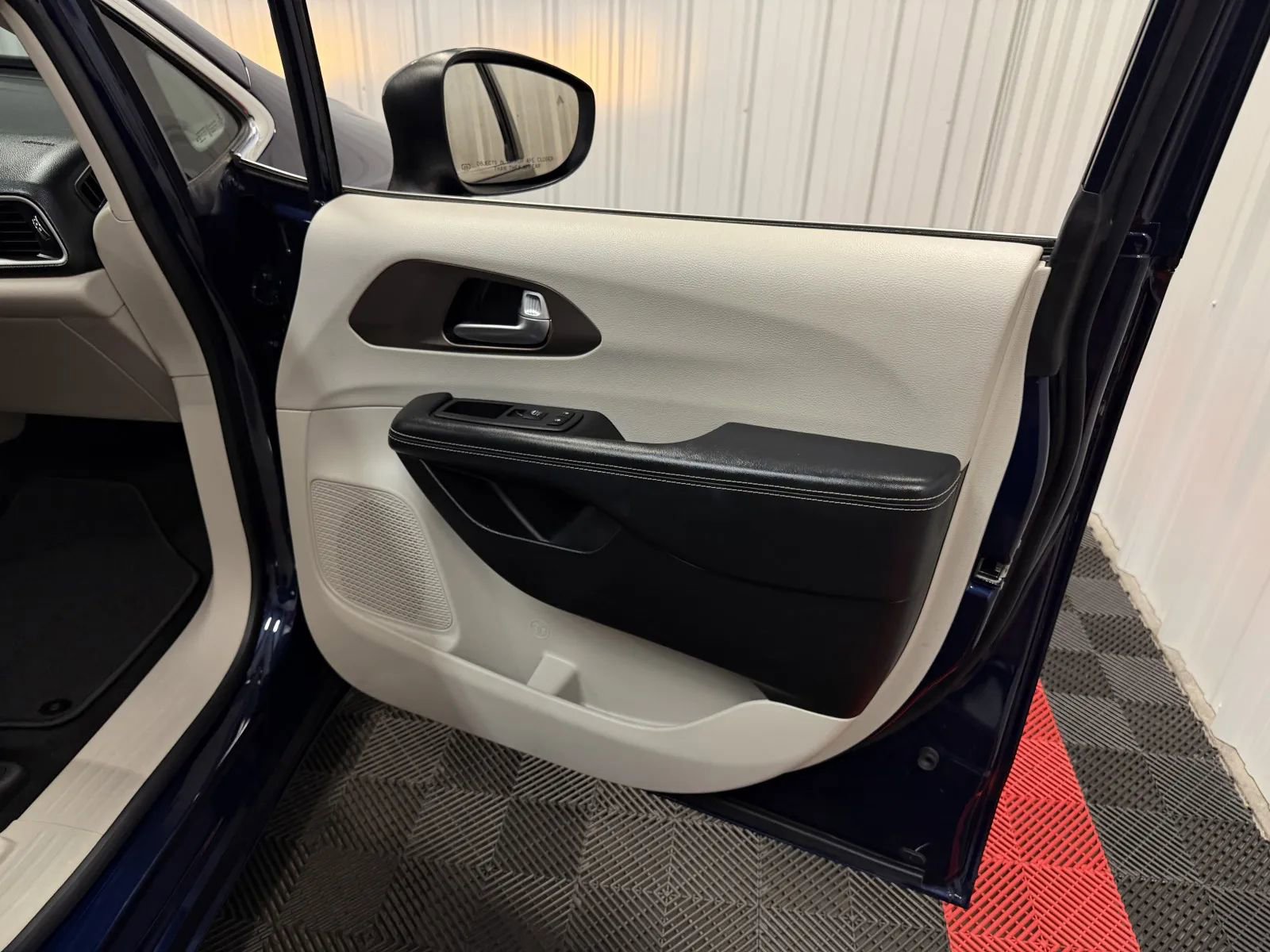 Used 2020 Chrysler Voyager Lxi FWD image 42