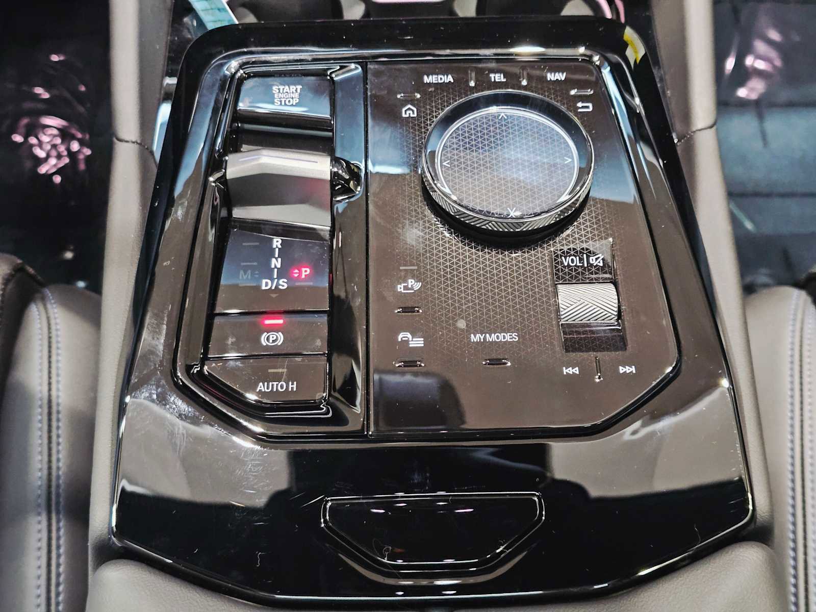 New 2026 BMW 550e xDrive w/ Premium Package image 18