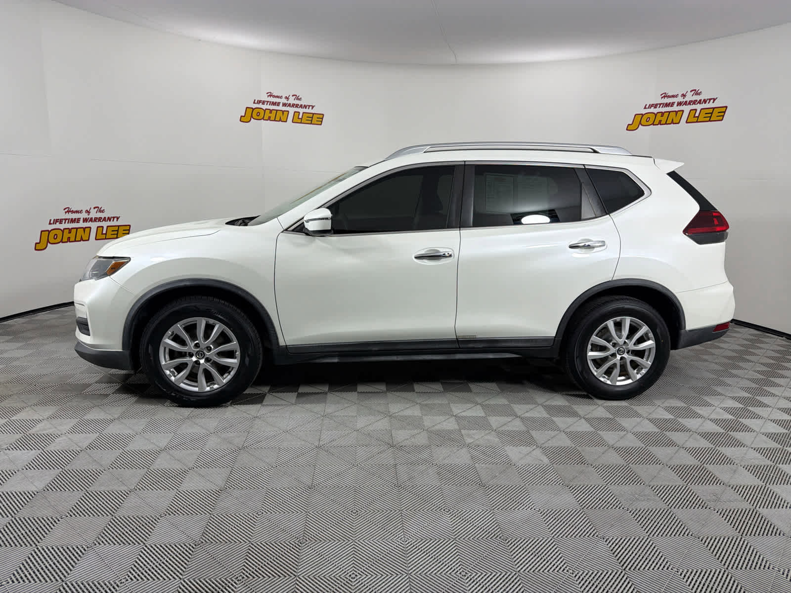 Used 2018 Nissan Rogue SV FWD image 2