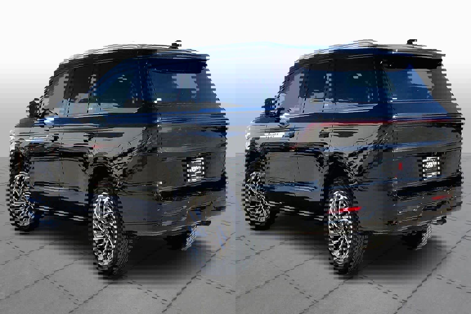 Used 2025 Lincoln Navigator Reserve AWD/4WD image 12