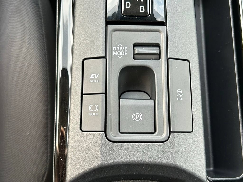 Used 2025 Toyota Prius LE FWD image 34