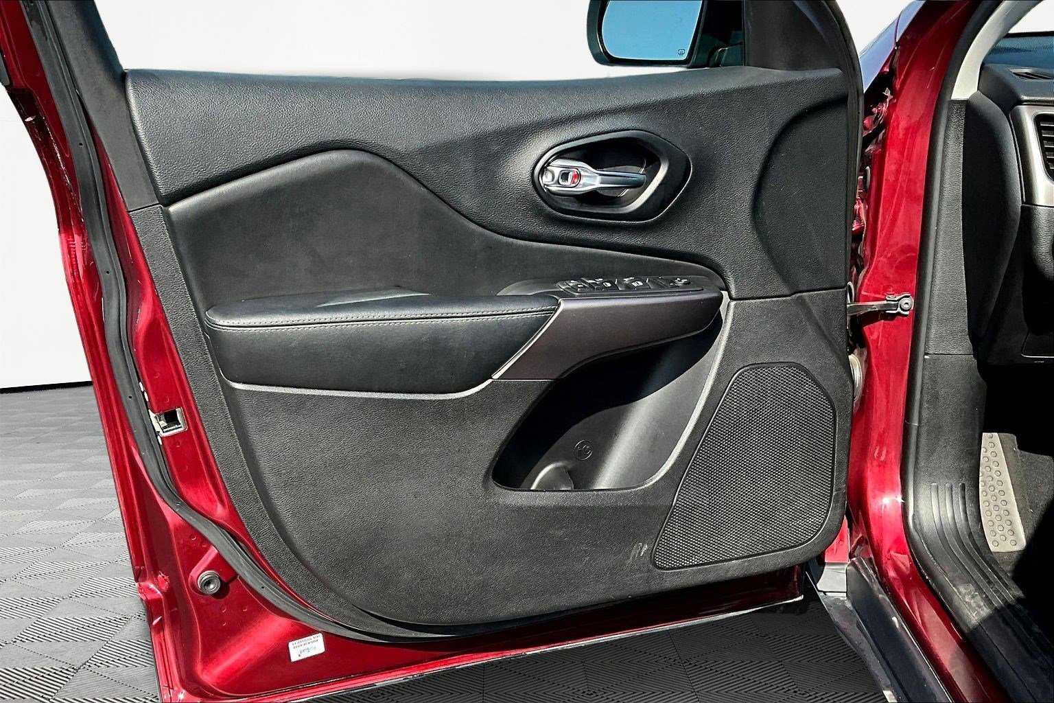 Used 2021 Jeep Cherokee Latitude Lux w/ Comfort/Convenience Group image 20