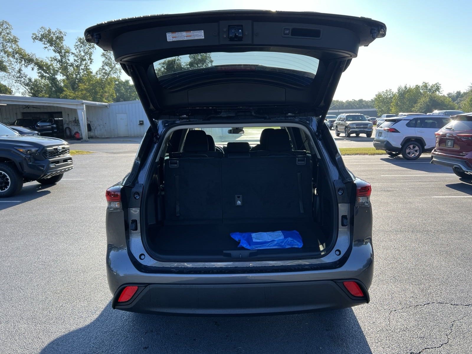 New 2024 Toyota Highlander LE FWD image 35