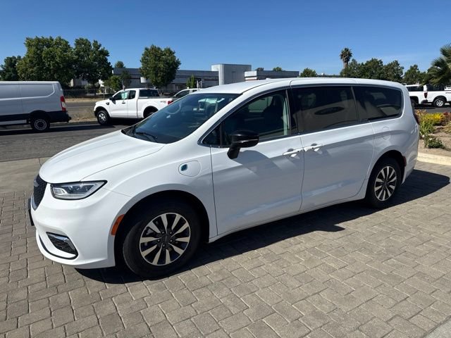 Used 2024 Chrysler Pacifica Limited FWD image 4