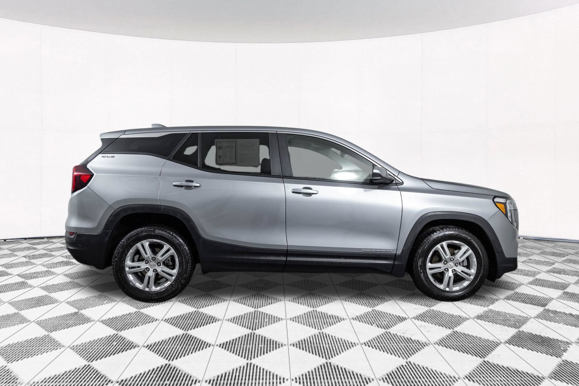Used 2024 GMC Terrain SLE AWD/4WD image 19