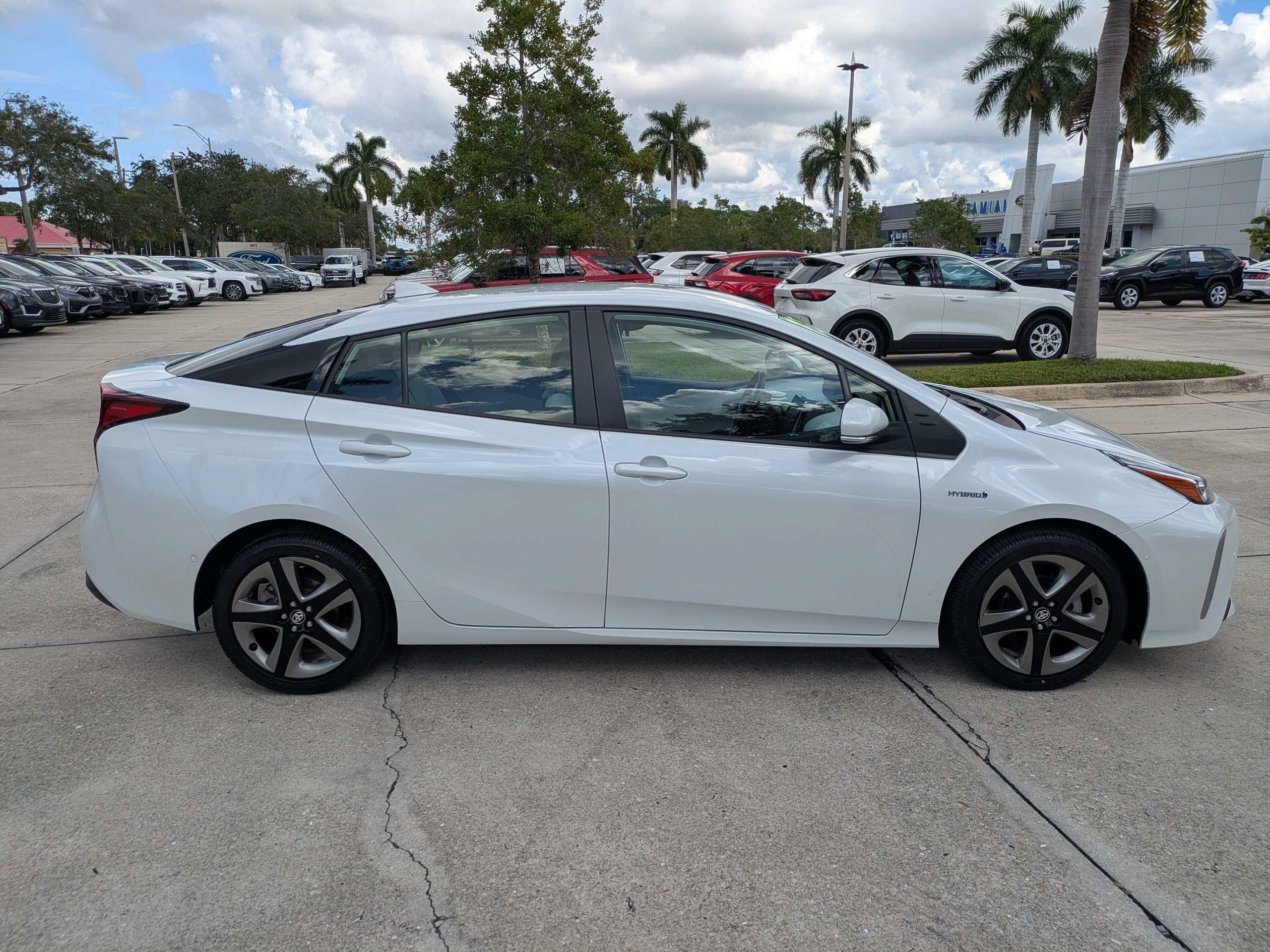 Used 2022 Toyota Prius Limited FWD image 3