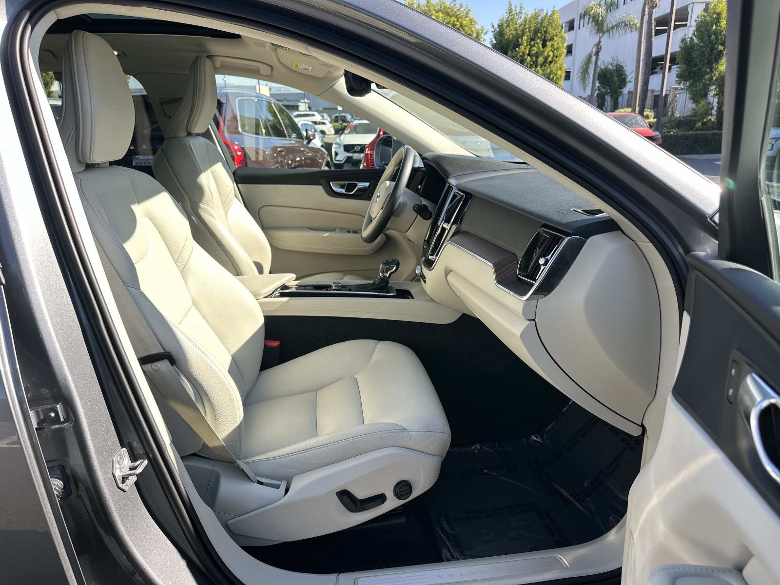 Certified 2021 Volvo XC60 T5 Momentum w/ Premium Package image 26