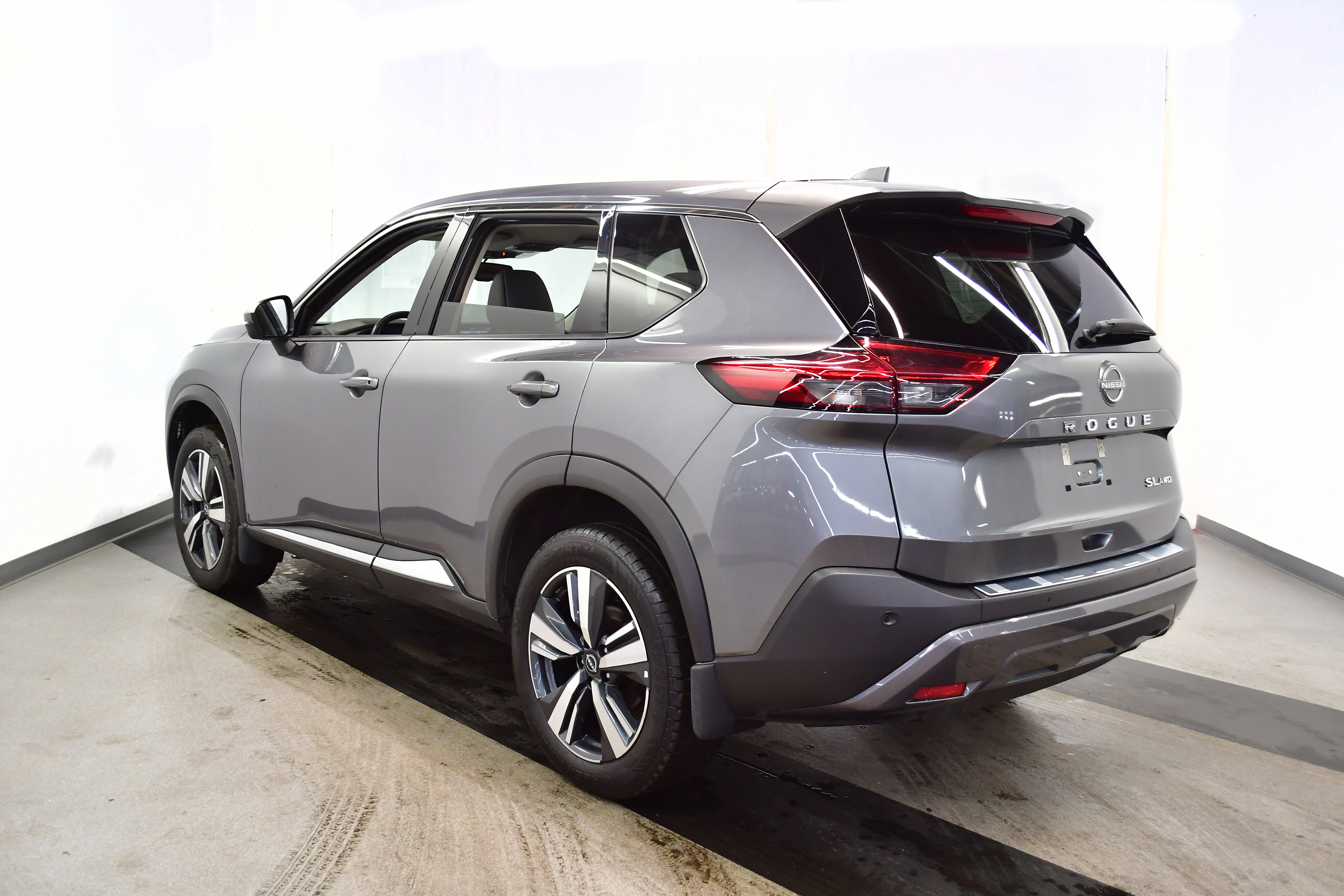 Used 2023 Nissan Rogue SL image 5