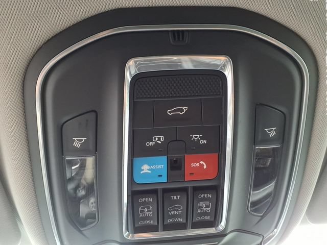 Used 2023 Jeep Grand Cherokee Limited w/ Black Appearance Package AWD/4WD image 25