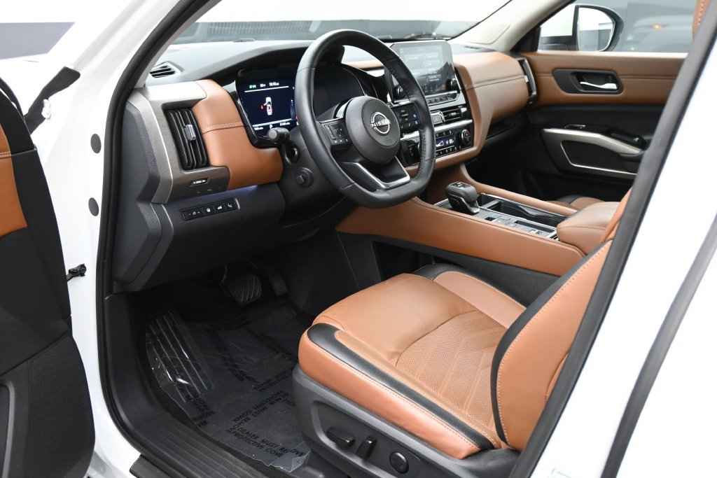 Used 2024 Nissan Pathfinder Platinum FWD image 2