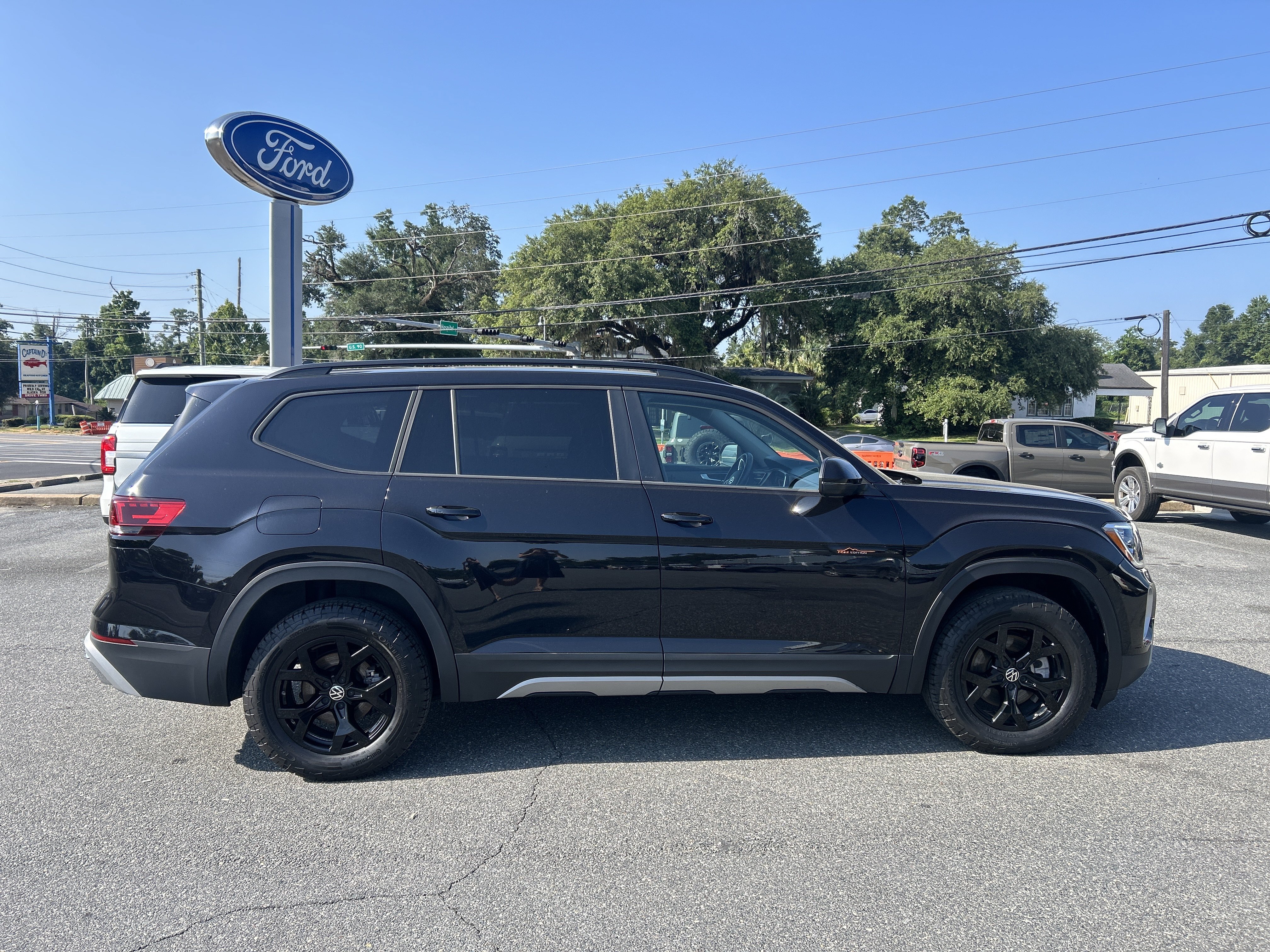 Used 2024 Volkswagen Atlas Peak Edition SE AWD/4WD image 8