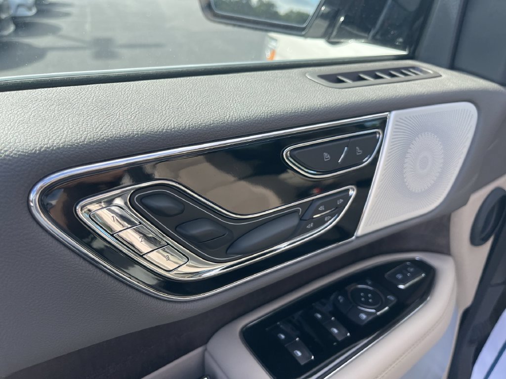 Used 2024 Lincoln Navigator Reserve AWD/4WD image 12