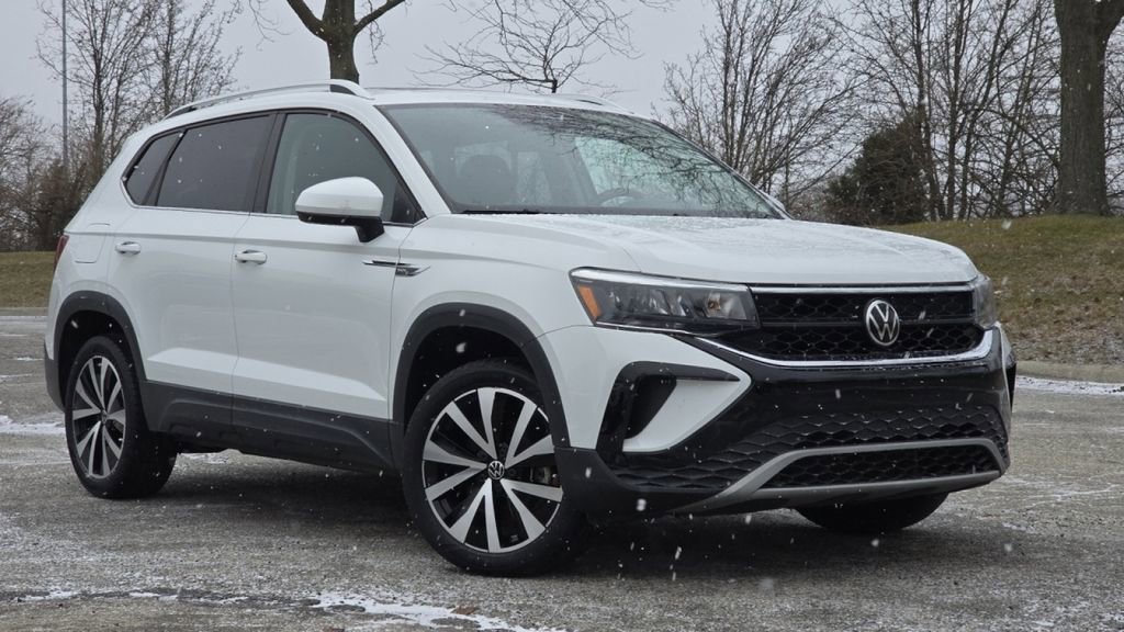 Used 2022 Volkswagen Taos SE w/ Panoramic Sunroof Package image 2