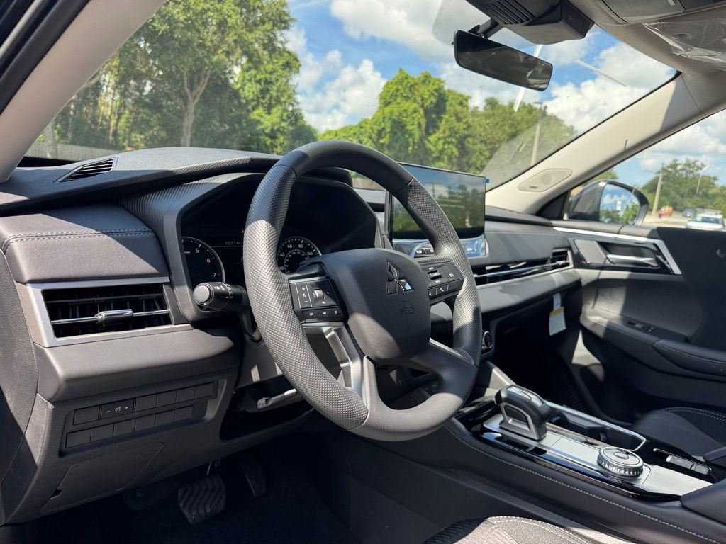 New 2025 Mitsubishi Outlander ES image 28