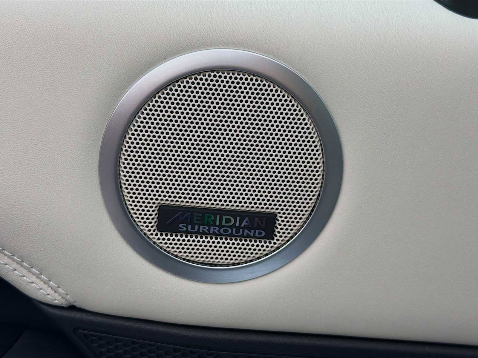 Used 2025 Land Rover Discovery Metropolitan Edition image 19