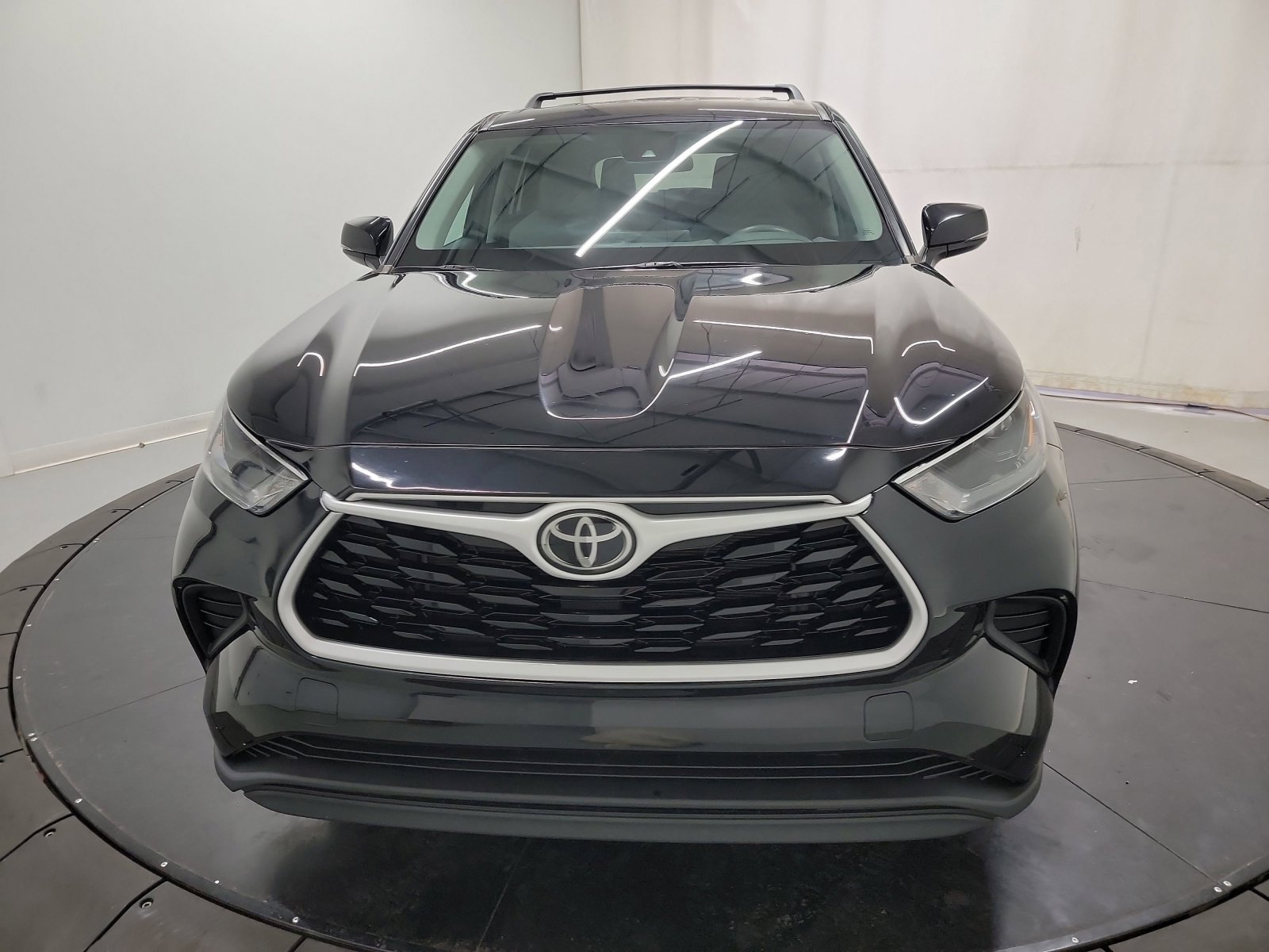 Used 2022 Toyota Highlander L AWD/4WD image 2