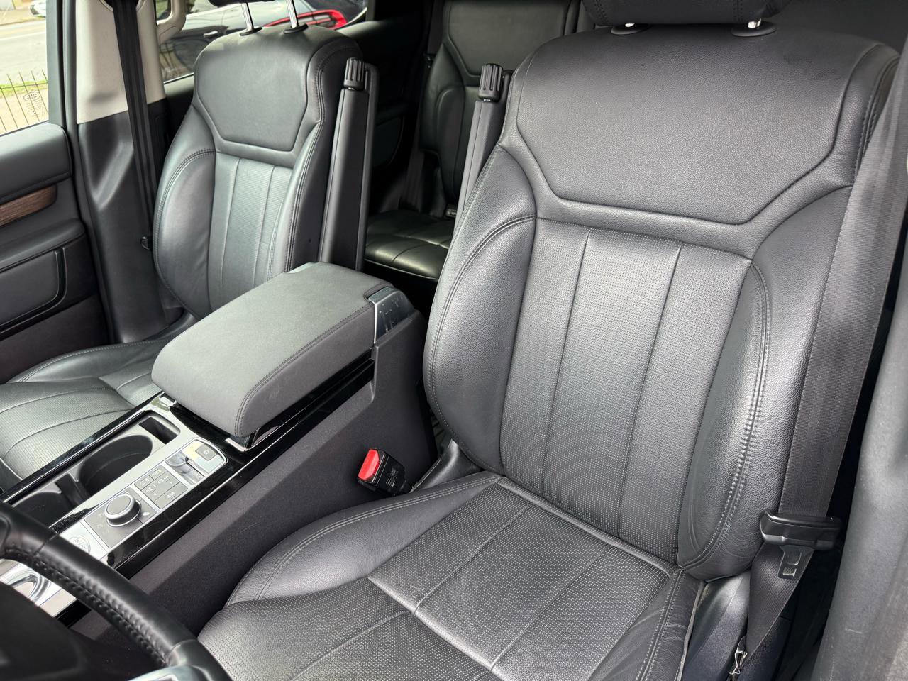 Used 2017 Land Rover Discovery HSE image 6