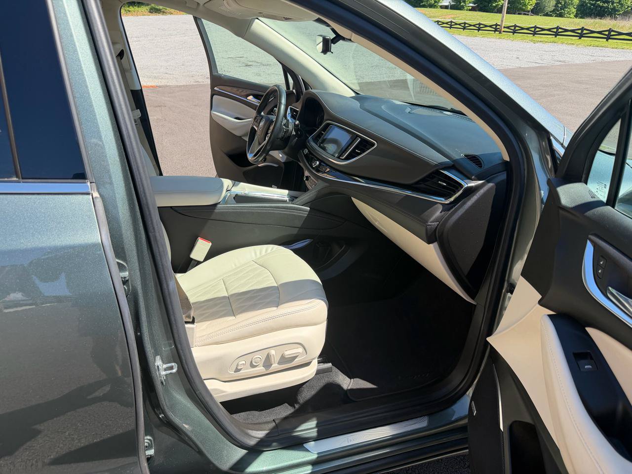 Used 2022 Buick Enclave Avenir w/ Avenir Technology Package FWD image 15